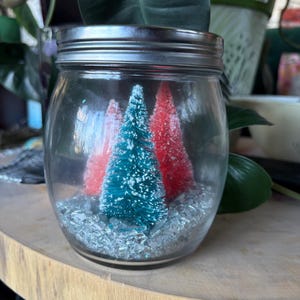 Weihnachten/ Winter im Glas mit kleinen Pinien und künstlichen Schnee