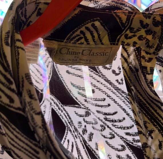 VINTAGE! Black and White Leaf Patterned Blouse - image 5