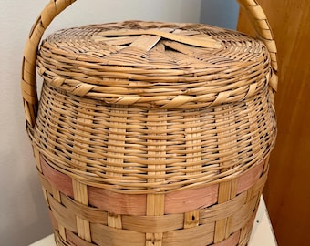 VINTAGE! Handwoven Large Market Basket w/Handle and Lid