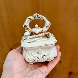 VINTAGE! Staffordshire Victorian Porcelain Dresser Trinket Box