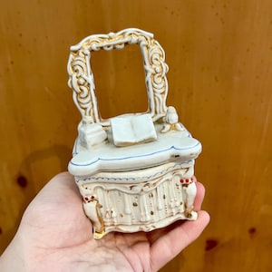 VINTAGE! Staffordshire Victorian Porcelain Dresser Trinket Box