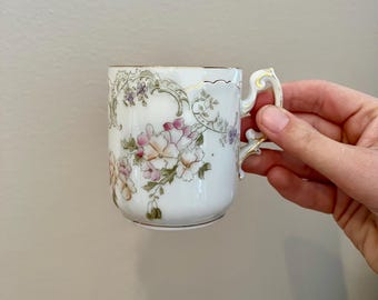 ¡VINTAGE! Delicada taza de té floral de porcelana pintada a mano