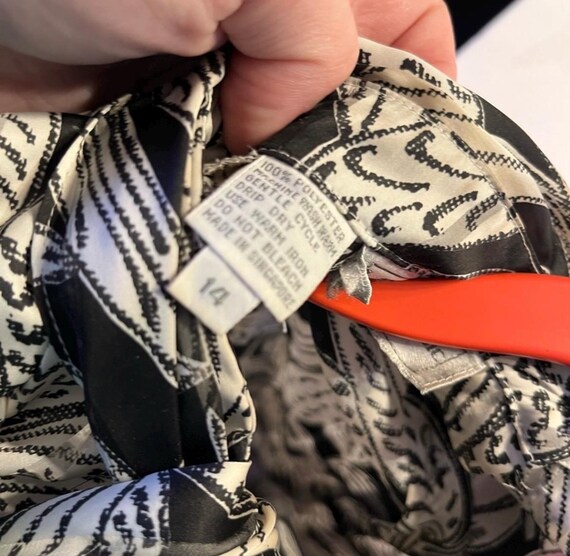 VINTAGE! Black and White Leaf Patterned Blouse - image 6