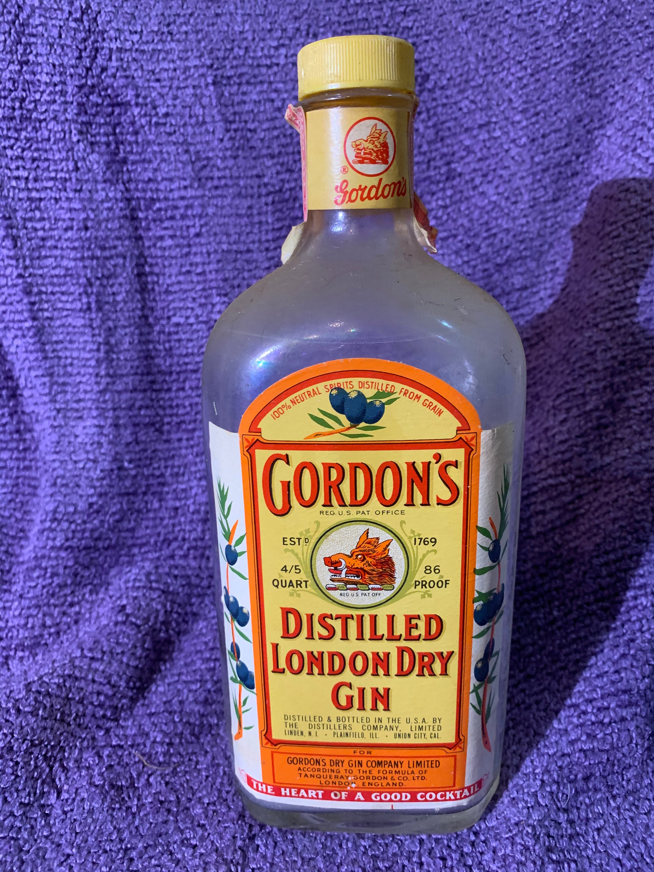 Gordon's London Dry Gin Round Victory Bottle 94.4 Proof 1945