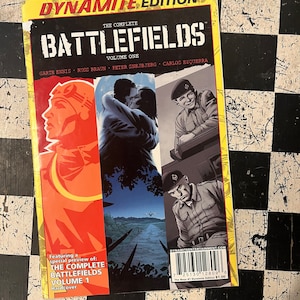 Może przedstawiać: The Complete Battlefields Volume 1, powieść graficzna w twardej oprawie, z ekskluzywnym fragmentem The Complete Battlefields Volume 1. Okładka przedstawia czerwoną, białą i niebieską ilustrację żołnierza w okopie, nad którym przelatuje samolot.