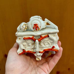 VINTAGE! Staffordshire Victorian Porcelain Dresser Trinket Box