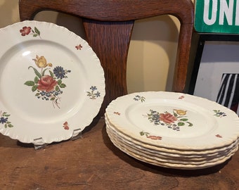VINTAGE! 8 Wedgewood &#39;Eturia Barlastan&#39; Flower Scalloped Dinner Plates