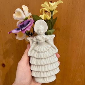 VINTAGE! Porcelain Prairie Girl Wall Handing Pocket Bud Vase