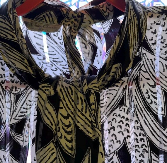 VINTAGE! Black and White Leaf Patterned Blouse - image 4