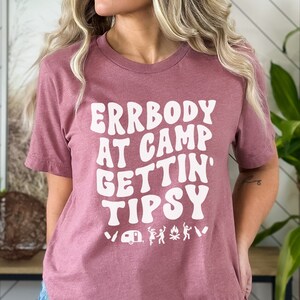 Errbody At Camp Gettin’ Tipsy, Camping Shirt, Campfire Shirt, Camping Weekend, Getting Tipsy, Drinking Shirt, Vacation, Funny Camping Shirt