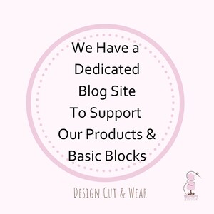 Op de afbeelding: Een roze cirkel met witte stippen en de tekst "We Have a Dedicated Blog Site To Support Our Products & Basic Blocks". De tekst is gecentreerd in de cirkel. Onder de cirkel staat de tekst "DESIGN CUT & WEAR" in zwart. Daaronder staat een klein logo met een naald en een taart.