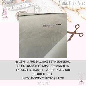 Op de afbeelding: Een close-up van een wit vel papier met een rasterpatroon. Het papier is gelabeld met "USE IN A GOOD STUDIO LIGHT" en "50 GSM - A FINE BALANCE BETWEEN BEING THICK ENOUGH TO DRAFT ON AND THIN ENOUGH TO TRACE THROUGH IN A GOOD STUDIO LIGHT Perfect for Pattern Drafting & Craft".
