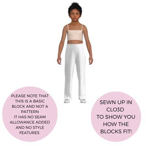 以下が含まれることがあります： ベージュのクロップトップと白いパンツを着用した人物。画像には「PLEASE NOTE THAT THIS IS A BASIC BLOCK AND NOT A PATTERN IT HAS NO SEAM ALLOWANCE ADDED AND NO STYLE FEATURES」と「SEWN UP IN CLO3D TO SHOW YOU HOW THE BLOCKS FIT!」というテキストが含まれています。