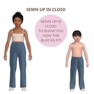 以下が含まれることがあります： 服を着た2人の子供のデジタルイラスト。一人の子供はクリーム色のクロップトップと青いパンツを着用しています。もう一人の子供は青いパンツを着用しています。画像内のテキストは「SEWN UP IN CLO3D」と「TO SHOW YOU HOW THE BLOCKS FIT！」です。