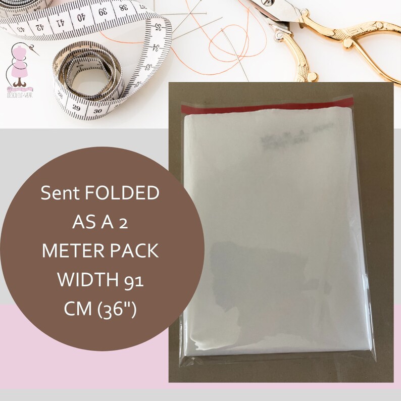 Op de afbeelding: Een witte stof gevouwen en verpakt in een doorzichtige plastic zak met een rode streep aan de bovenkant. De zak is gelabeld "Sent FOLDED AS A 2 METER PACK WIDTH 91 CM (36")".