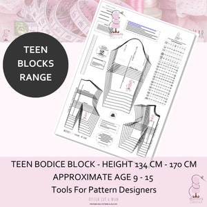 Pode incluir: Um design de padrão em preto e branco para um bloco de corpete para adolescentes. O design inclui vários tamanhos para alturas que vão de 134 cm a 170 cm. O texto "TEEN BLOCKS RANGE" está em um círculo na parte superior esquerda da imagem. O texto "TEEN BODICE BLOCK - HEIGHT 134 CM - 170 CM" está na parte inferior da imagem. O texto "APPROXIMATE AGE 9 - 15" está abaixo do texto anterior. O texto "Tools For Pattern Designers" está abaixo do texto anterior. O texto "DESIGN CUT & WEAR" está na parte inferior da imagem.