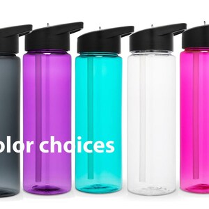 K&ouml;nnte beinhalten: F&uuml;nf wiederverwendbare Wasserflaschen mit einem Strohhalm und einem Klappdeckel. Die Flaschen sind in den Farben Grau, Lila, T&uuml;rkis, Klar und Pink. Der Text "color choices" ist unter den Flaschen gedruckt.