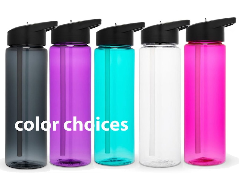 K&ouml;nnte beinhalten: F&uuml;nf wiederverwendbare Wasserflaschen mit einem Strohhalm und einem Klappdeckel. Die Flaschen sind in den Farben Grau, Lila, T&uuml;rkis, Klar und Pink. Der Text "color choices" ist unter den Flaschen gedruckt.