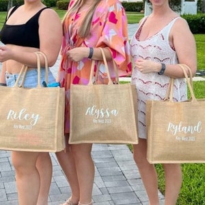 Burlap Tote Bag, Beach Bag, Girls Trip Gift, Bridesmaid Beach Bag, Beach Bag with Name, Birthday Party Bags, Tote Bags, Bachelorette Bags afbeelding 10