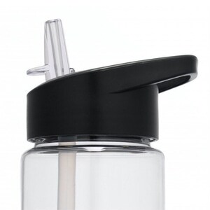 K&ouml;nnte beinhalten: Eine durchsichtige Wasserflasche aus Plastik mit einem schwarzen Deckel und einem integrierten Strohhalm. Der Deckel hat ein Klappdesign und einen Tragegriff.
