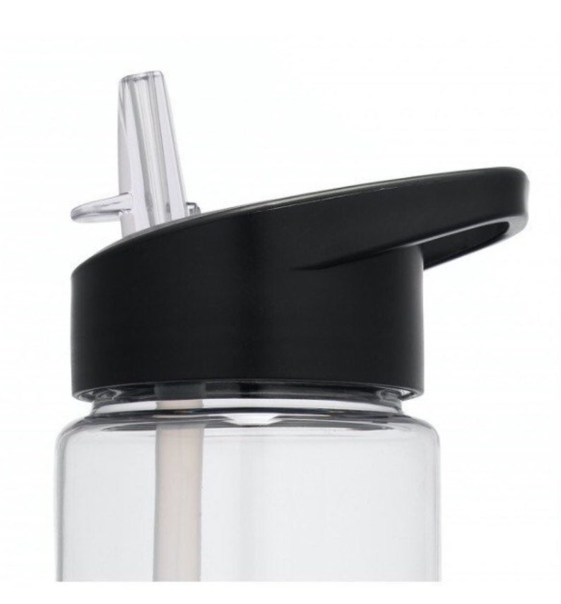 K&ouml;nnte beinhalten: Eine durchsichtige Wasserflasche aus Plastik mit einem schwarzen Deckel und einem integrierten Strohhalm. Der Deckel hat ein Klappdesign und einen Tragegriff.