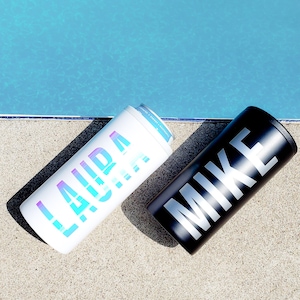 K&ouml;nnte beinhalten: Zwei Edelstahlbecher mit personalisierten Namen. Der Becher links ist wei&szlig; mit blauem und violettem Text, der "LAIDA" sagt, und der Becher rechts ist schwarz mit silbernem Text, der "MIKE" sagt.