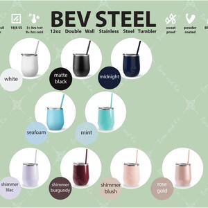 Puede incluir: Un juego de vasos de acero inoxidable de doble pared de 12 onzas en varios colores, que incluyen blanco, negro, azul medianoche, verde espuma de mar, verde menta, lila brillante, burdeos brillante, rubor brillante y oro rosa. Los vasos son a prueba de sudor, recubiertos de polvo y tienen tapas libres de BPA.