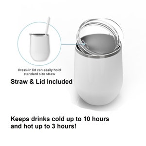 Puede incluir: Un vaso de vino de acero inoxidable blanco con tapa y pajita. El vaso mantiene las bebidas fr&iacute;as hasta 10 horas y calientes hasta 3 horas.