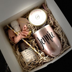 Puede incluir: Una caja de regalo llena de una vela de champ&aacute;n rosado, una mini botella de champ&aacute;n, una pajita, una cinta rosa, un vaso de color rosa dorado personalizado con el nombre "Jennie" y una tarjeta que dice "Act&uacute;a sorprendida si no lo viste venir, &iquest;ser&aacute;s mi dama de honor?"