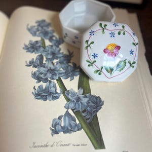 Vintage Schmid Musical Collectible “April love“ octagonal trinket box, No. 447, made in Japan