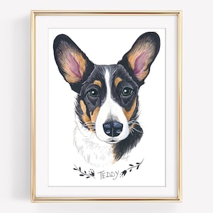Pu&ograve; includere: Ritratto ad acquerello incorniciato di un cane Pembroke Welsh Corgi. Il cane ha pelo nero, bianco e marrone, con occhi verdi e naso nero. Il nome "Teddy" &egrave; scritto sotto in corsivo. La cornice &egrave; dorata.