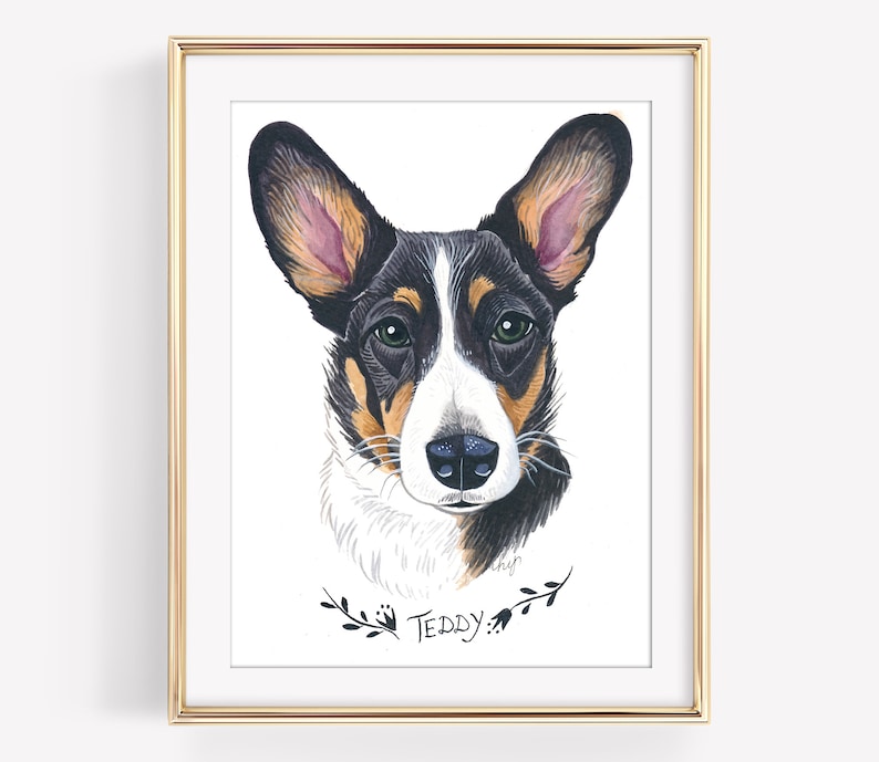 Pu&ograve; includere: Ritratto ad acquerello incorniciato di un cane Pembroke Welsh Corgi. Il cane ha pelo nero, bianco e marrone, con occhi verdi e naso nero. Il nome "Teddy" &egrave; scritto sotto in corsivo. La cornice &egrave; dorata.