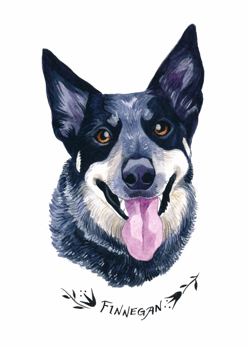 Pu&ograve; includere: Ritratto ad acquerello di un cane con pelo nero e grigio, occhi marroni e lingua rosa. Il cane sorride e il nome "Finnegan" &egrave; scritto sotto la testa del cane in un carattere corsivo.