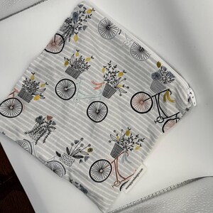 Bolsa de tela hecha a mano con cremallera con patrón de bicicletas. Bolígrafos, lápices, cordones de maquillaje, colores grises, azules, rosas y dorados. *Regalo para calcetines*