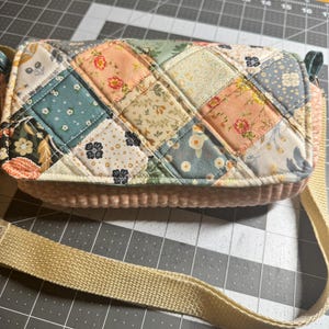 Bolso de tela RolyPoly hecho a mano, forrado, con cremallera, acolchado, correa ajustable y extraíble, 8" x 4", pasteles, rosas, azules, verdes, salmón, cierre a presión