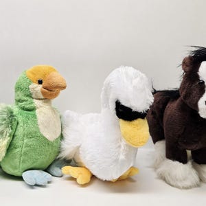 Peut inclure: Trois peluches : un oiseau vert et jaune, un cygne blanc avec un bec noir et un cheval marron avec une face blanche. Jouets doux et moelleux pour enfants.
