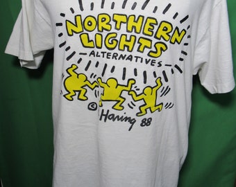 Camiseta vintage de los 80, modelo Northern Lights Alternatives de Keith Haring (1988), con estampado en relieve. Talla L/XL.