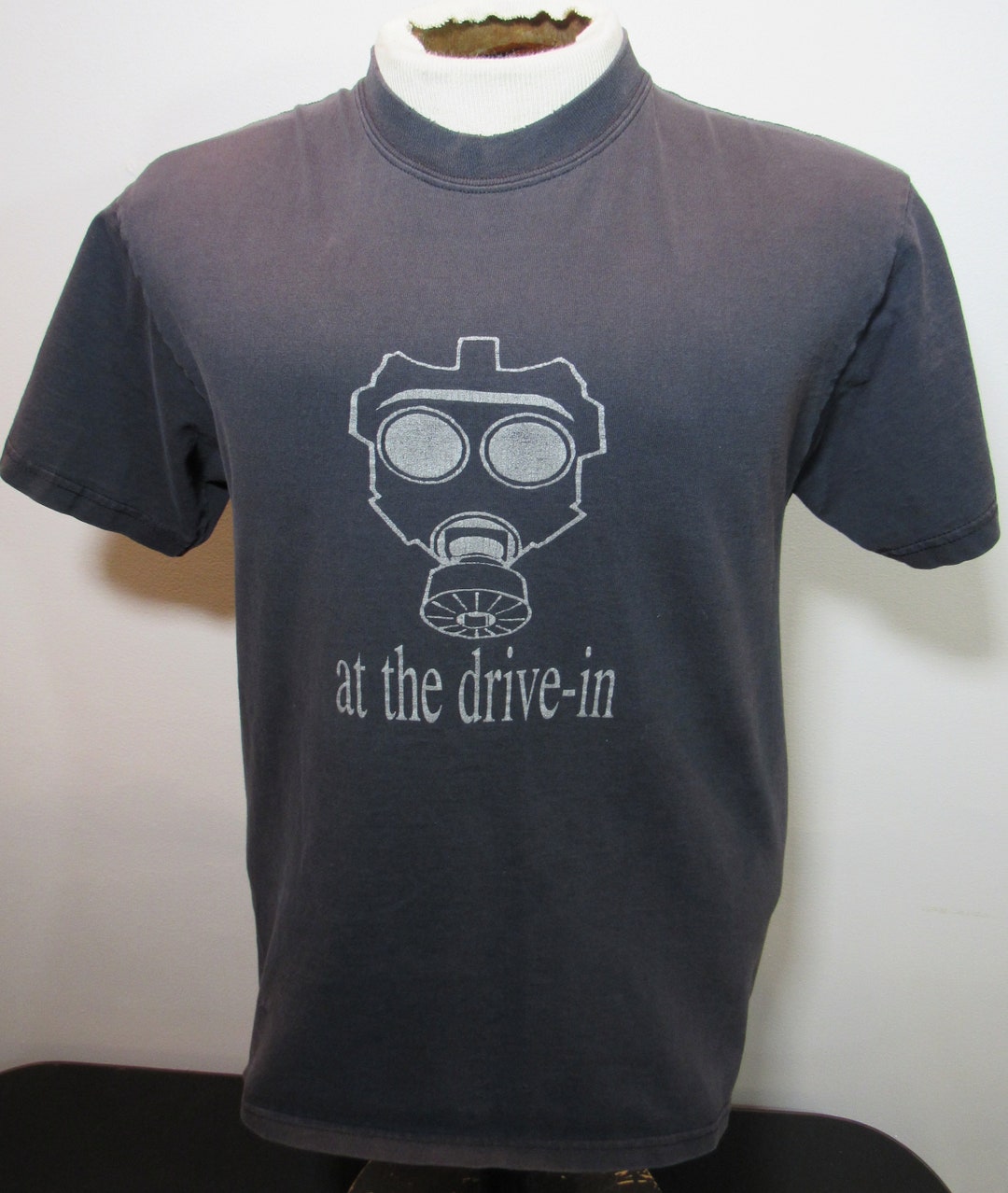 at the drive-in FEARLESS RECORDS シャツ　M Vintage Y2K at the Drive in Gas Mask T-shirt Fearless Records