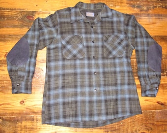 Camisa de franela de lana azul grisácea Pendleton vintage de los años 60 con cuello de bucle mediano.