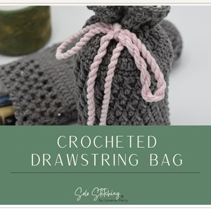 Pode incluir: Uma bolsa de cordão de crochê cinza com um cordão rosa. A bolsa está amarrada com um laço e está sentada em uma mesa. O texto "Crocheted Drawstring Bag" está escrito em branco sobre um fundo verde. O texto "Solo Stitching by Laverna Perry" está escrito em preto sobre um fundo branco.