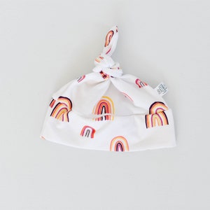 Regenbogen Baby Mütze, Knotenmütze, Neugeborenenmütze, Unisex Babymütze, geknotete Beanie