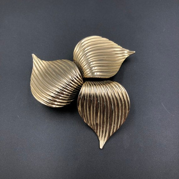 Sarah Coventry Golden Trillium Pin, Statement Bro… - image 3