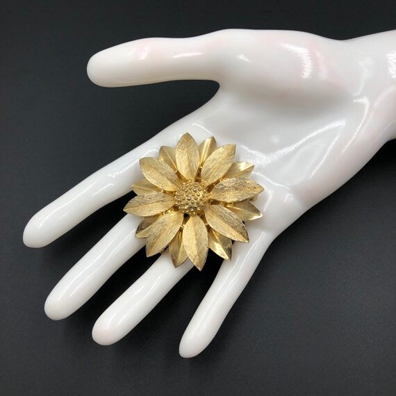 Gold Flower Brooch, Sarah Coventry Satin Petals, … - image 4