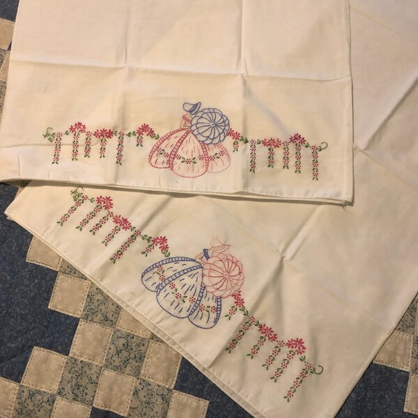 Vintage pillow cases, embroidered pillow cases, 1960s pillow cases, 2 pillow cases, antique pillow cases, pillow cases, pillow shams
