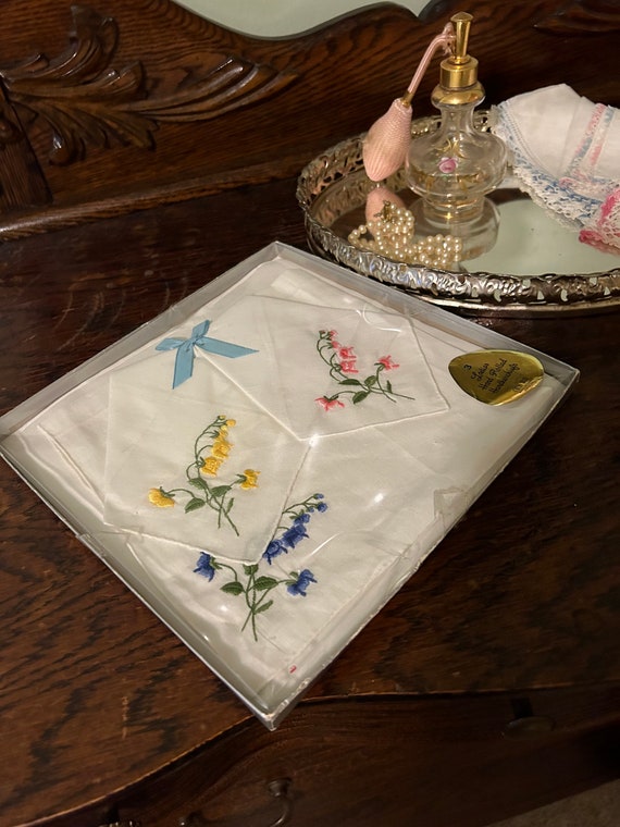 1950s Appliqued Table Linen & Crochet Handkerchiefs, Embroidered Vintage Linens View 5