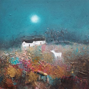 Nordstern - Zeitgenössische Landschaftskunst - Landhäuser, Bäume & weißer Hirsch im Mondlicht. Limitierte Auflage von Lisa House Artist