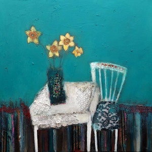 Frühlingssonntag - Ein Symbol des Neubeginns. Zeitgenössische Stillleben Kunst Karte. Goldene Frühlings-Narzissen Auf Einem Tisch Mit Stuhl. Gefühlvolle Kunst!