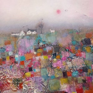 Op de afbeelding: Een kleurrijk abstract schilderij met een wazige roze lucht en een groep witte huizen in de verte. De voorgrond is een levendig patchwork van kleurrijke vierkanten en vormen, met een vleugje bloemendetail.