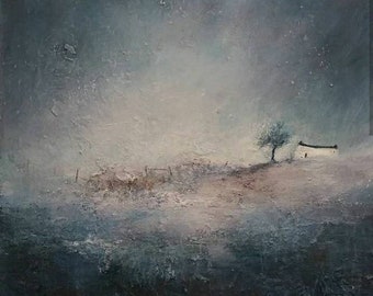 Op de afbeelding: Een schilderij van een eenzame boom op een heuvel met een hek op de voorgrond. De lucht is een gedempte blauwe kleur en de grond is lichtbruin. Het schilderij heeft een zachte, dromerige uitstraling.