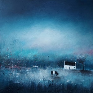 Northern Light - kartka z pozdrowieniami ze szkockim domkiem, drzewem i krową. Atmosferyczny niebieski projekt autorstwa Lisy House Artist